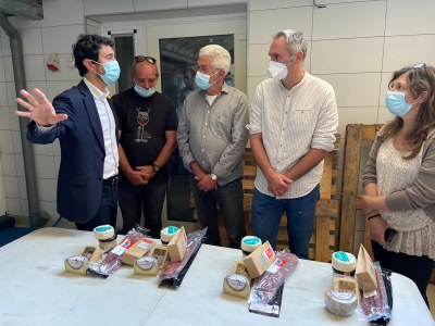 Calvet, durant la visita a la formatgeria El Tros (Foto: TES)