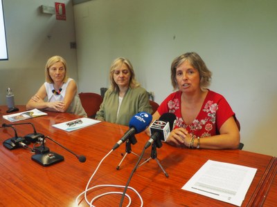 Josefina Lladós i Carme Espuga, amb la tècnica de turisme Montse Ripoll, presenten la web i l'app de Camina Pirineus