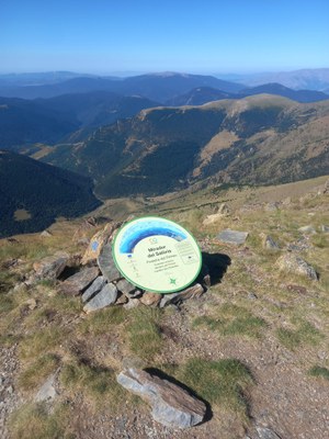 Taula panoràmica al cim del Salòria. Foto: Camina Pirineus 