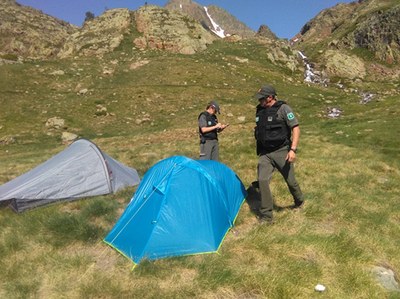 Campanya de vigilància per evitar l'acampada il·legal al Parc Natural de l'Alt Pirineu (Foto: Agents Rurals)
