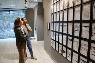 Visitants durant la inauguració de l'exposició ''La censura és la comissària d'aquesta exposició', abans de la seva cancel·lació (Foto: M.R. / ANA)