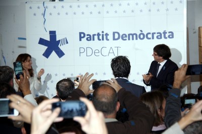 Marta Pascal i Carles Puigdemont descobreixen el nou logotip del PDECat, el 17 de desembre del 2016 (Foto: ACN)
