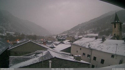 El poble d'Àreu, al municipi d'Alins, avui diumenge al matí (Foto: webcam Projecte 4 Estacions)