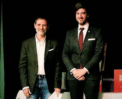 Carles Gascón rep, de mans del síndic general Carles Ensenyat, el Premi Principat d'Andorra d'Investigació Històrica (Foto: CGA)