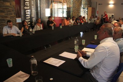 El nou president del Consell Comarcal del Pallars Sobirà, Carles Isús, a la dreta, durant la seva intervenció després d'aprovar-se la moció de censura contra Gerard Sabarich (Foto: ACN)