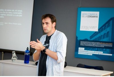 Carlos Guàrdia durant la xerrada del cicle 'Explica'm una història' (Foto: Gael Piguillem)