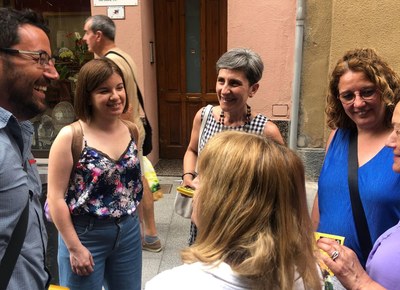 Francesc Viaplana, Sara Bailac, Carme Lostao i Inés Granollers, en una visita al mercat de la Seu aquest dimarts