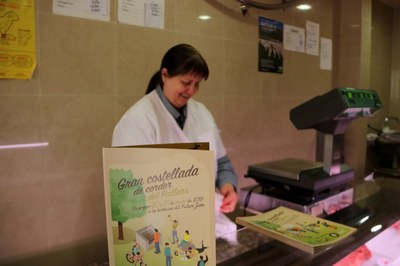 Promoció de 'La Gran Costellada de corder' en una carnisseria de Tremp (Foto: ACN)