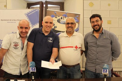 Lliurament del xec solidari de 'Carretera i Manta', ofert per Simac, a Aliments per la Solidaritat
