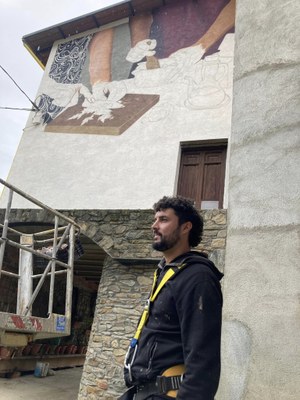Christian Sasa, durant l'elaboració del nou mural artístic de Castellciutat