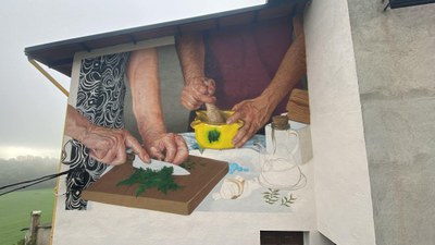 Primer pla del nou mural artístic de Castellciutat, obra de Christian Sasa