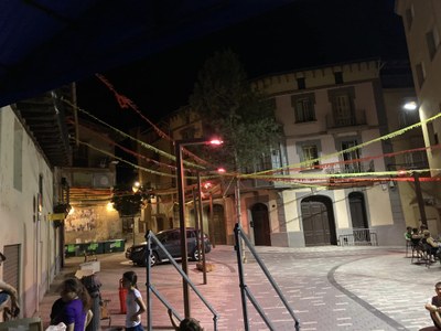 La plaça de l'Arbre, a punt per als actes de la Festa Major de Castellciutat