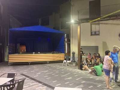 L'escenari de la plaça de l'Arbre, a punt pels actes de la Festa Major de Castellciutat