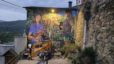 El nou mural de Castellciutat, obra de Lily Brick, just després de completar-se (Foto: CastellciutArt)