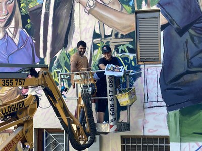 Lily Brick, en el transcurs de l'elaboració del nou mural de Castellciutat