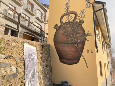 Mural i fotografia antiga a l'entrada de Castellciutat