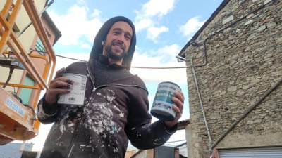 Arnau Orobitg, durant l'execució del nou mural artístic de Castellciutat