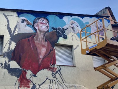 Execució d'un nou mural en façanes de Castellciutat, aquest dimecres