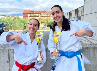 Caterina Comella i Sara Beal mostren els trofeus aconseguits al Campionat de Catalunya júnior de Karate, a Sant Celoni (Foto: Karate Pirineus)