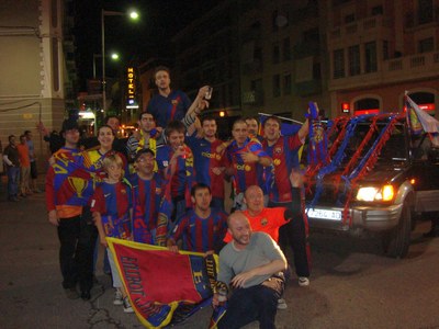 Seguidors urgellencs del Barça, amb un vehicle engalanat