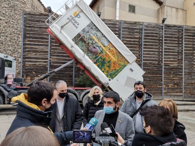 Chakir El Homrani, davant el camió que descarrega biomassa per a la caldera de la Fundació Sant Hospital