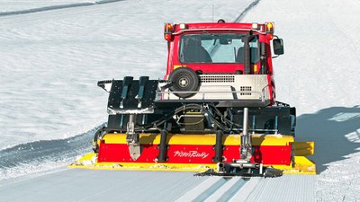 Una ratrac prepara els circuits de fons (Foto: Tot Nòrdic)