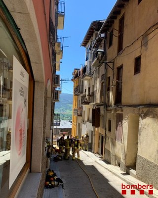 Incendi en un bloc de pisos a Puigcerdà (Foto: Bombers)