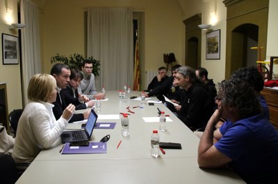 Reunió d'Òscar Ordeig amb representants de Revolta Pagesa, aquest diumenge al vespre a Bàscara (Foto: ACN)