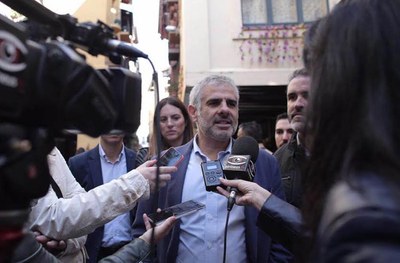 Carlos Carrizosa atenent els mitjans de comunicació (Foto: C's)