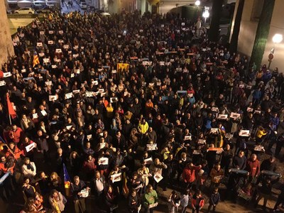 Manifestants a la plaça dels Oms