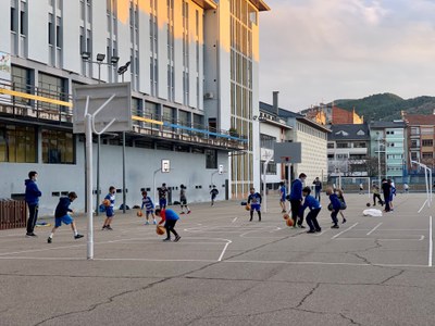 Un equip de base del Sedis Bàsquet entrena al pati de La Salle, aquesta setmana passada (Foto: Sedis Bàsquet)