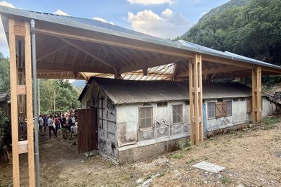 L'Hospital de Cartró de la Vall Fosca, amb la coberta que s'hi ha instal·lat per frenar-ne el deteriorament mentre s'espera que es restauri (Foto: ACN/Marta Lluvich)