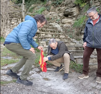 Col.locació de la llamborda stolpersteine a Bescaran, en record de Pere Cases Blasi (Foto: Memorial Democràtic)