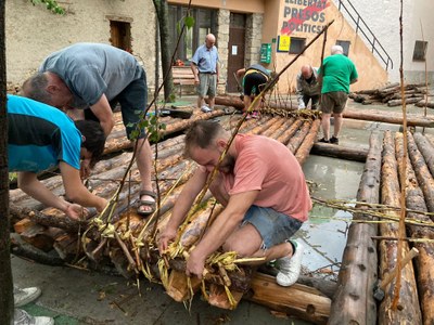 Preparació i construcció dels rais a Coll de Nargó, aquesta setmana (Foto: Raiers de Nargó)l Segre)