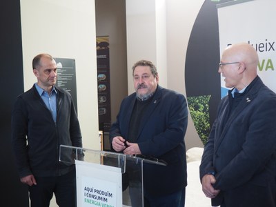 Marcel Dorna, Martí Riera i Josep Castells presenten l'acord entre Coll de Nargó i PEUSA per compensar els excedents de l'autoconsum fotovoltaic del municipi