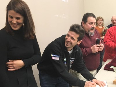 Jaume Betriu i Laia Sanz signen al llibre d'honor de l'Ajuntament de Coll de Nargó