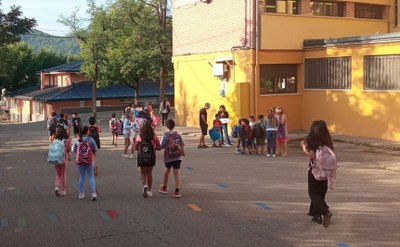 Entrada d'alumnes a l'Escola Albert Vives de la Seu d'Urgell