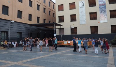 Sardanes a la plaça de les Monges de la Seu (Foto: arxiu)