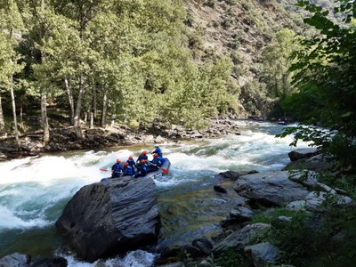 Barques de ràfting baixant per la Noguera Pallaresa (Foto: Endesa)