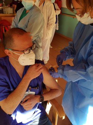 Inici de la vacunació al personal sanitari del Sant Hospital i el CAP de la Seu (Foto: FSH)