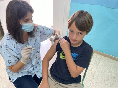 Vacunació contra el papil·loma a un nen de sisè de primària del Pont de Suert (Foto: Departament de Salut)