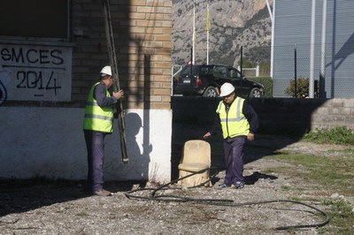 Dos treballadors netejant part del pati de la caserna de la Guàrdia Civil d'Oliana (Foto: ACN/Ferran G. Queralt)