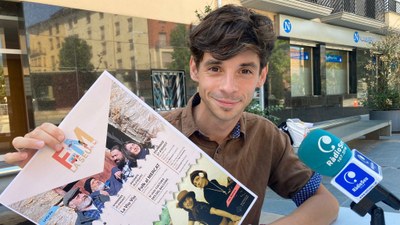 Ivan Caro, en una entrevista a 'Carretera i Manta', amb el cartell del 10è Seu Folk