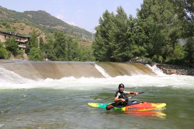 Un piragüista al costat de la presa de l'Hostalet (Foto: ACN)