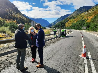 El subdelegat de govern espanyol a Lleida, José Crespín, i la subdelegada d'Osca, Silvia Salazar, visitant els treballs d'adequació de l'N-230 (Foto: Subdelegació del Govern espanyol a Lleida)