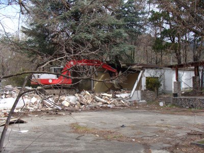 Enderroc de les casetes de l'antic Càmping Envalira