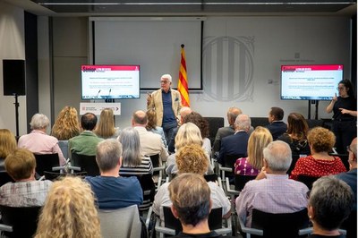 El professor Manel Domínguez Gómez durant la ponència en el marc del 75è aniversari de la Declaració Universal dels Drets Humans a l'Alt Pirineu i Aran (Foto: Gencat)