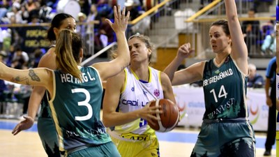 Montse Brotons, en una jugada d'atac en el partit d'EuroCup contra el Gréngewald (Foto: Agustí Peña)