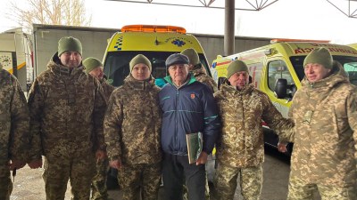 Pere Mentruit, al costat de representants de l'exèrcit ucraïnès, en el lliurament d'ambulàncies i material de la 42a Caravana de la Bondat (Foto: Pere Mentruit)