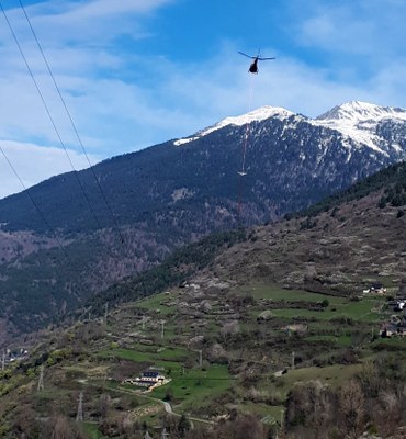 Un helicòpter treballa en la reparació d'una línia de mitja tensió a Vielha (Foto: Endesa)